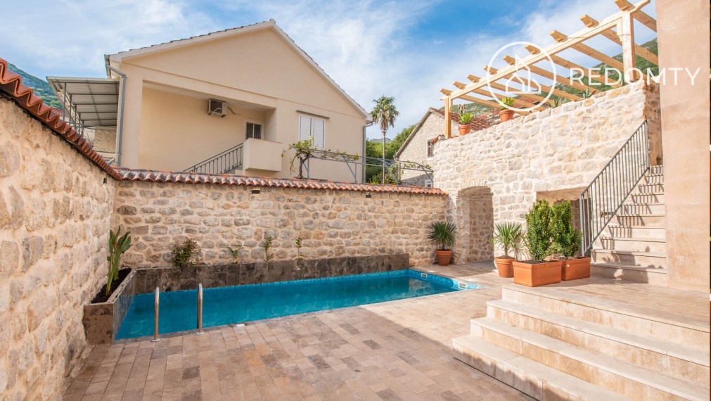 Mini hotel s bazénom Risan, Čierna Hora