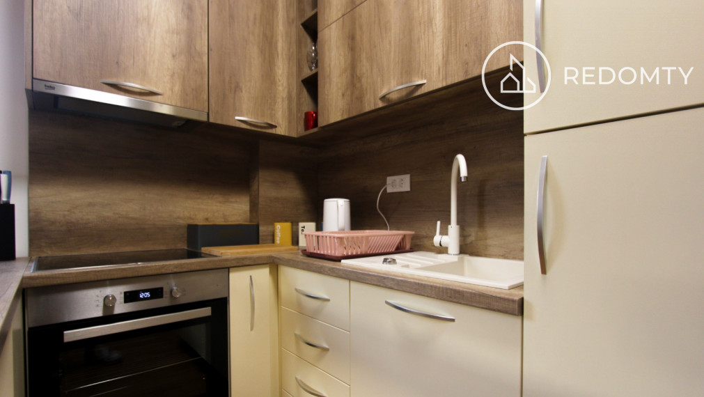 Predaj svetlého štúdia s výhľadom na more, Bečići, Čierna Hora