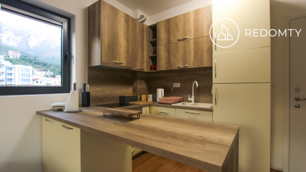 Predaj svetlého štúdia s výhľadom na more, Bečići, Čierna Hora