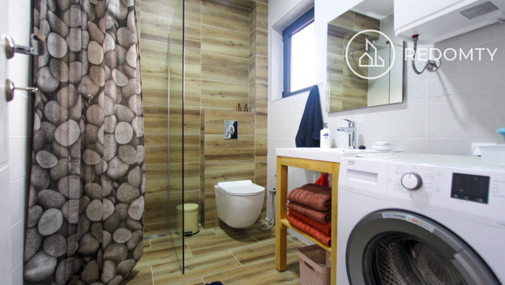 Predaj svetlého štúdia s výhľadom na more, Bečići, Čierna Hora