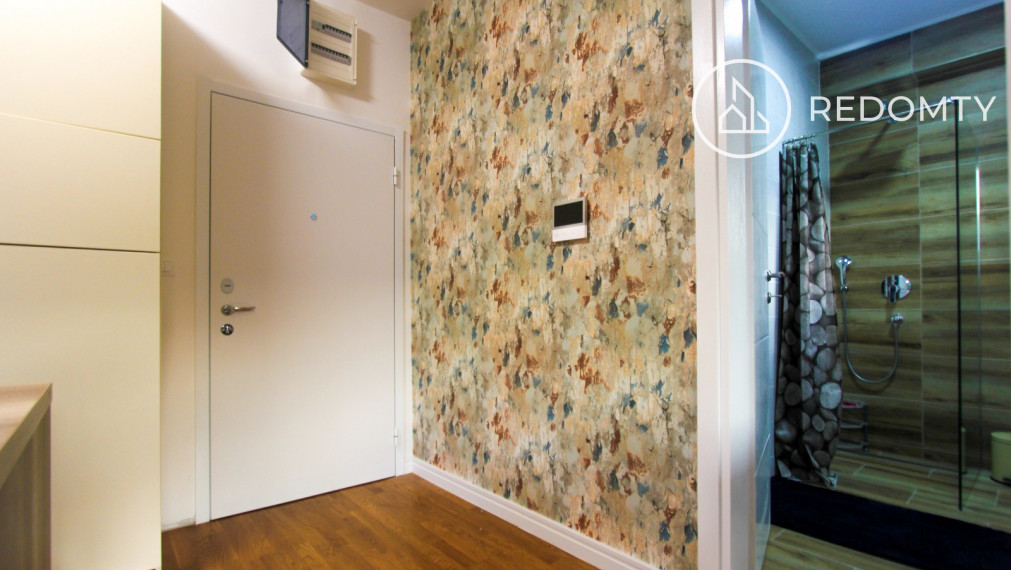 Predaj svetlého štúdia s výhľadom na more, Bečići, Čierna Hora