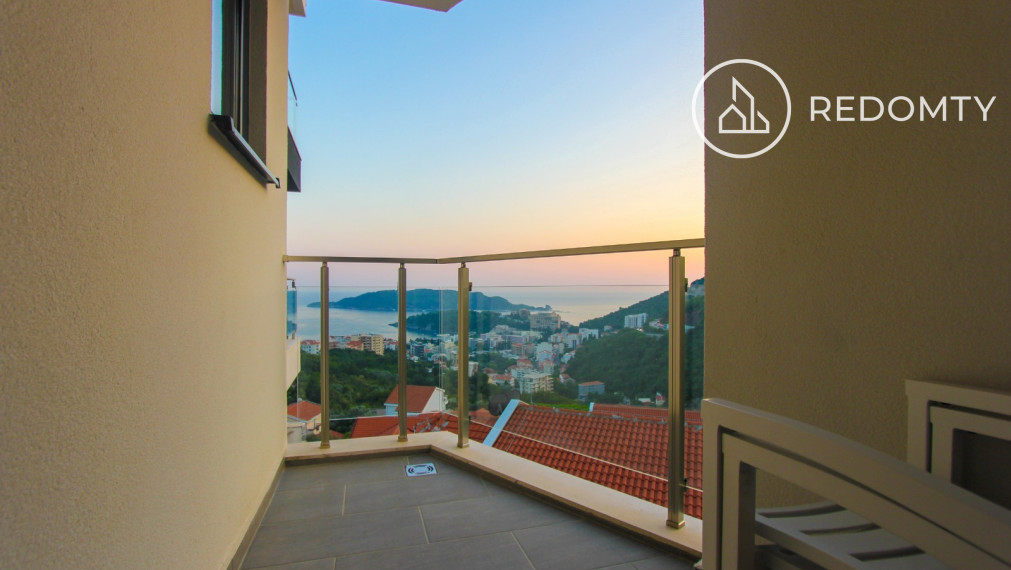 Predaj svetlého štúdia s výhľadom na more, Bečići, Čierna Hora