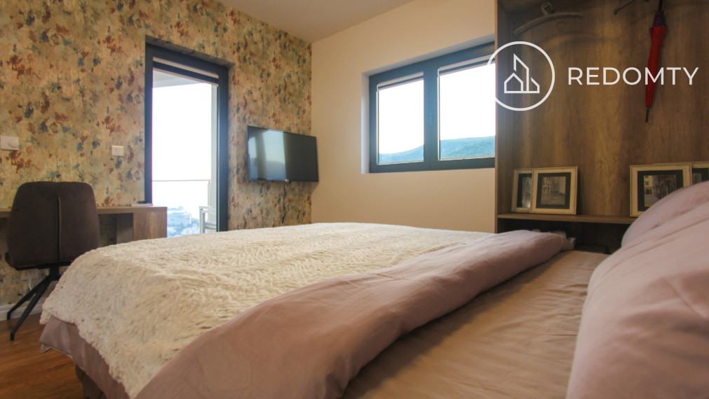 Predaj svetlého štúdia s výhľadom na more, Bečići, Čierna Hora