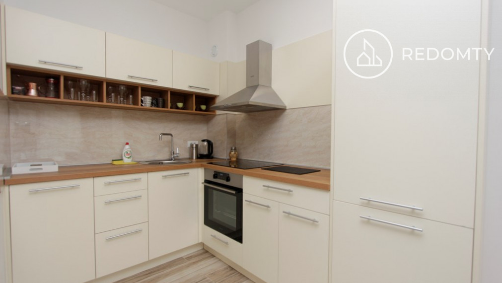 Predaj 1 izbový priestranný byt, Becici, Čierna Hora