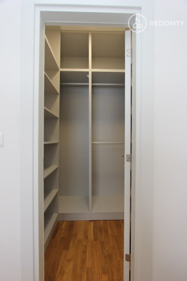 Predaj 1 izbový priestranný byt, Becici, Čierna Hora