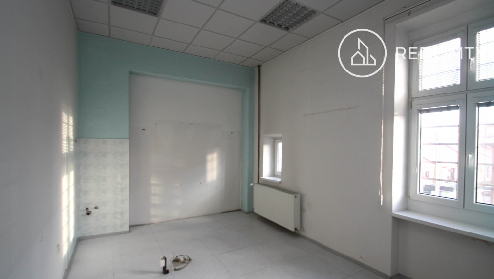 Predaj historickej budovy - Dom Módy na Nám. gen. M. R. Štefánika v Brezne