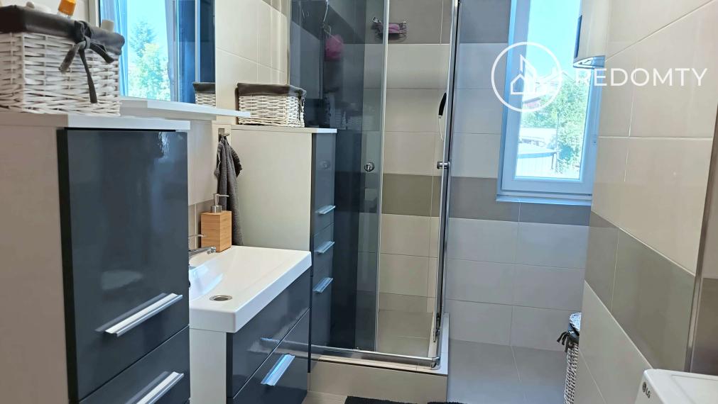 Predaj 2 izbového zrekonštruovaného zariadeného tehlového bytu, Dolná Lehota, na krok od Krpáčova