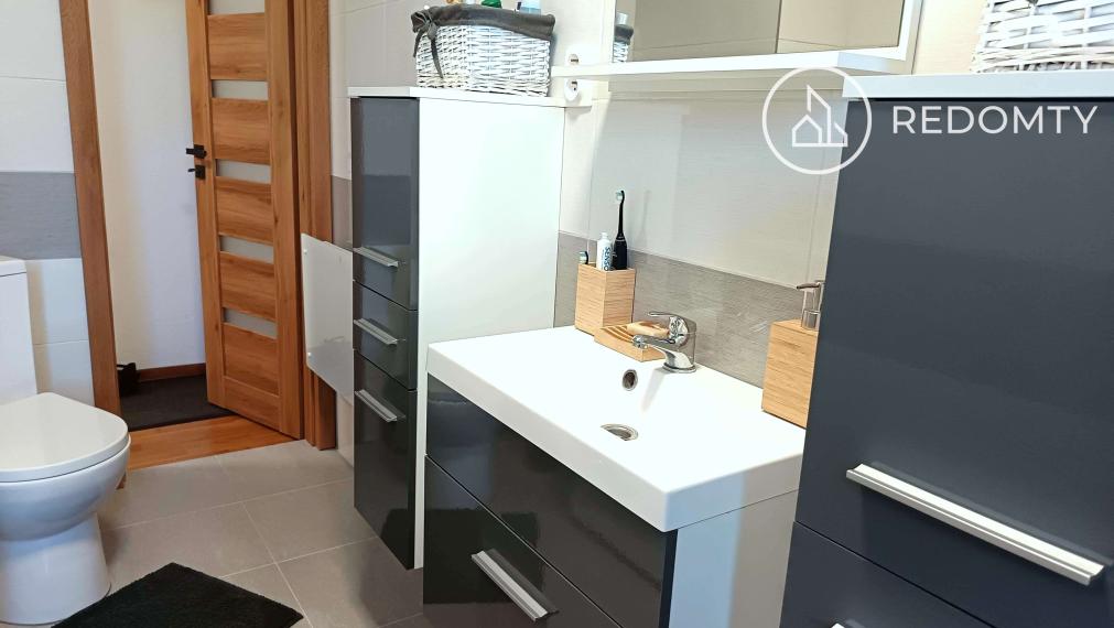 Predaj 2 izbového zrekonštruovaného zariadeného tehlového bytu, Dolná Lehota, na krok od Krpáčova