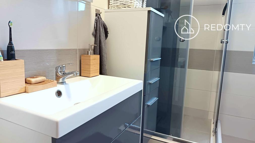 Predaj 2 izbového zrekonštruovaného zariadeného tehlového bytu, Dolná Lehota, na krok od Krpáčova