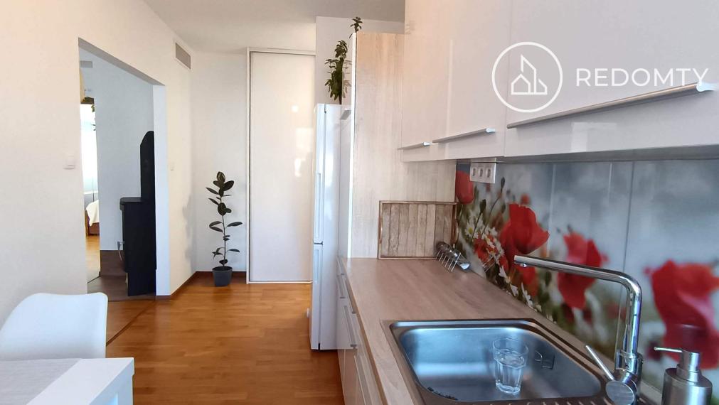 Predaj 2 izbového zrekonštruovaného zariadeného tehlového bytu, Dolná Lehota, na krok od Krpáčova