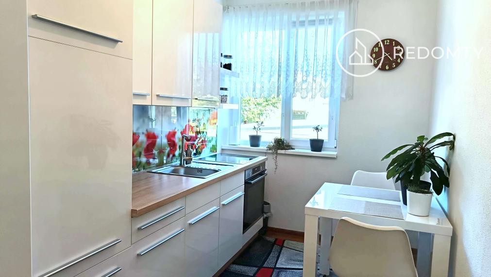 Predaj 2 izbového zrekonštruovaného zariadeného tehlového bytu, Dolná Lehota, na krok od Krpáčova