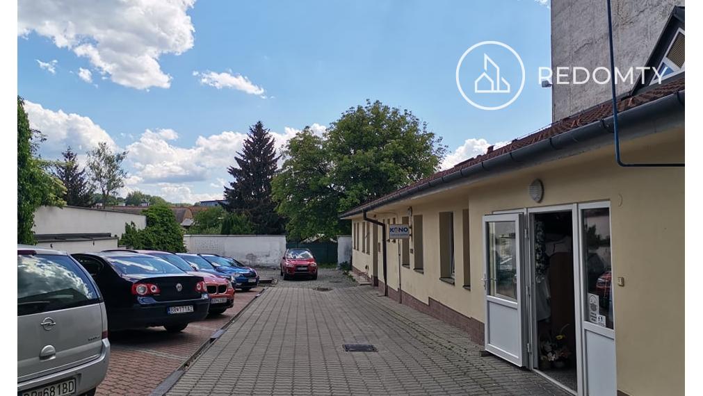 PRENAJATÉ Komerčný priestor 20 m2, v pasáží nám. M. R. Štefánika, Brezno s parkovacím miestom