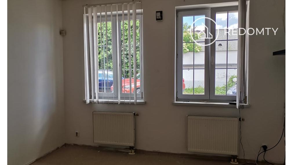 PRENAJATÉ Komerčný priestor 20 m2, v pasáží nám. M. R. Štefánika, Brezno s parkovacím miestom