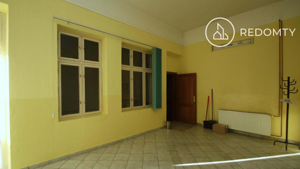 Prenájom priestorov  na 1. poschodí Dom Módy na Nám. gen. M. R. Štefánika v Brezne