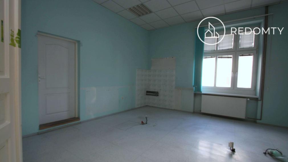 Prenájom priestorov  na 1. poschodí Dom Módy na Nám. gen. M. R. Štefánika v Brezne