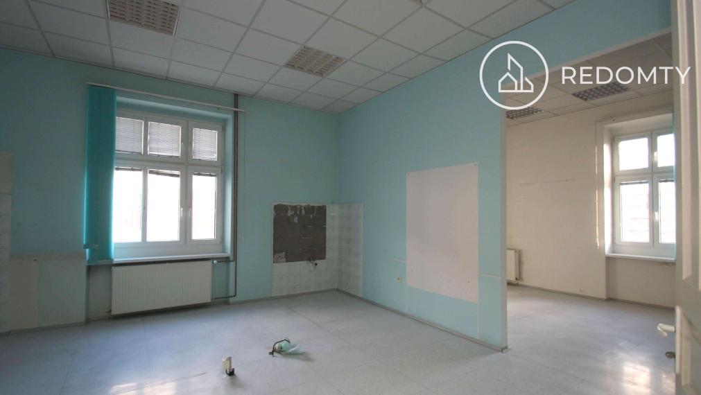 Prenájom priestorov  na 1. poschodí Dom Módy na Nám. gen. M. R. Štefánika v Brezne