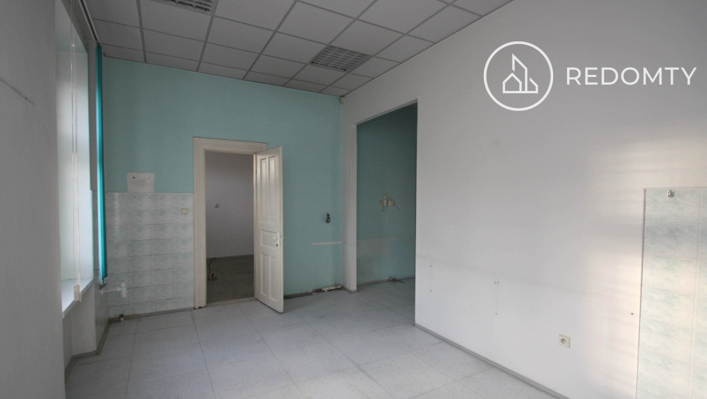 Prenájom priestorov  na 1. poschodí Dom Módy na Nám. gen. M. R. Štefánika v Brezne