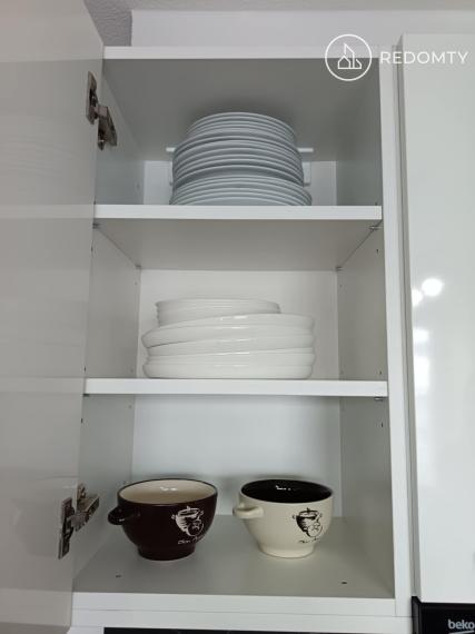 Prenájom 2 izbového zrekonštruovaného zariadeného bytu, Valaská