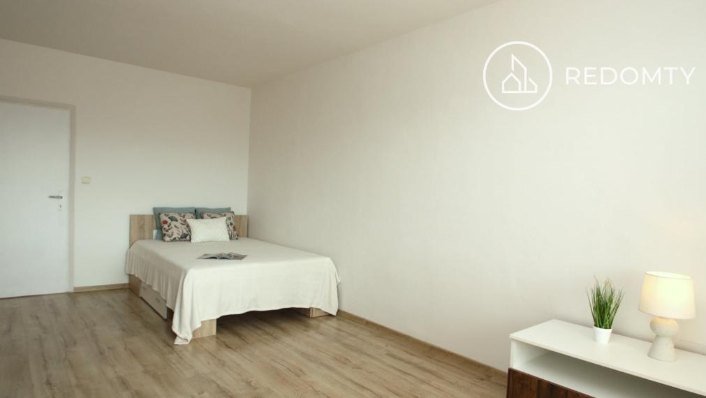 Na prenájom priestranný 2 izbový čiastočne zrekonštruovaný, zariadený byt s balkónom, výťahom, ŠLN, Brezno