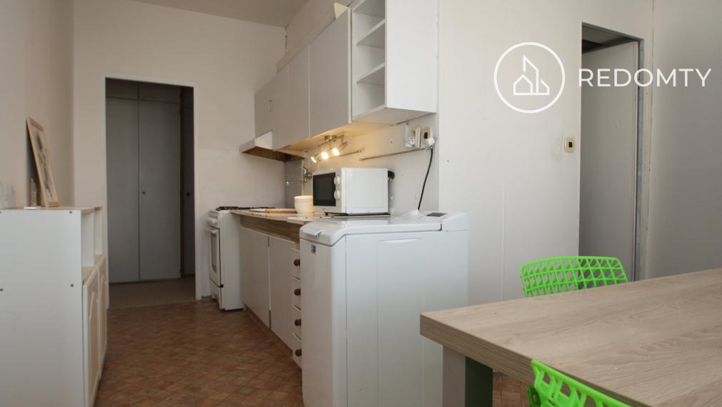 Na prenájom priestranný 2 izbový čiastočne zrekonštruovaný, zariadený byt s balkónom, výťahom, ŠLN, Brezno