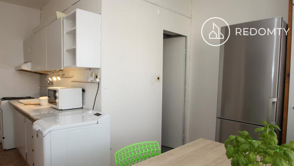 Na prenájom priestranný 2 izbový čiastočne zrekonštruovaný, zariadený byt s balkónom, výťahom, ŠLN, Brezno