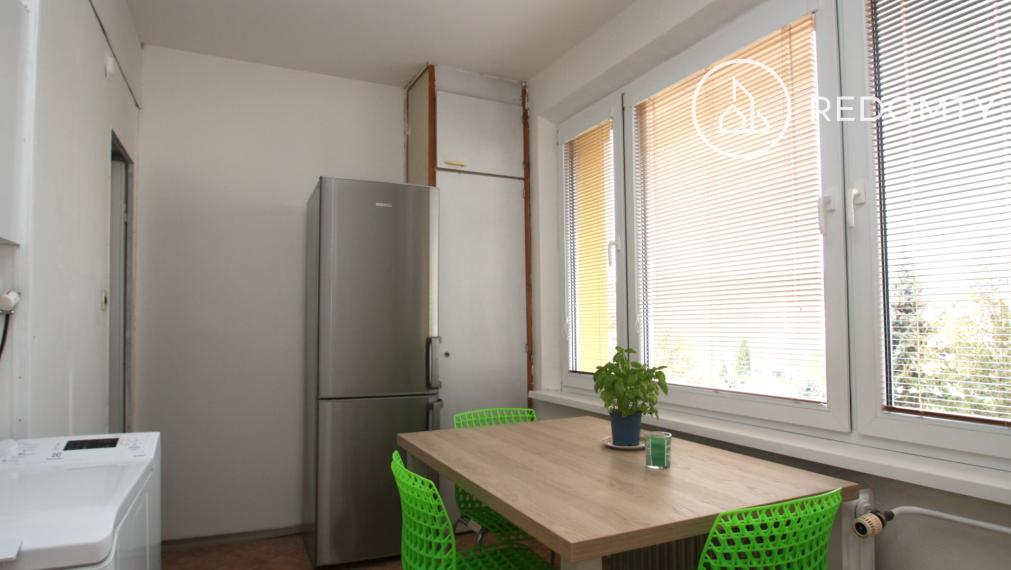 Na prenájom priestranný 2 izbový čiastočne zrekonštruovaný, zariadený byt s balkónom, výťahom, ŠLN, Brezno