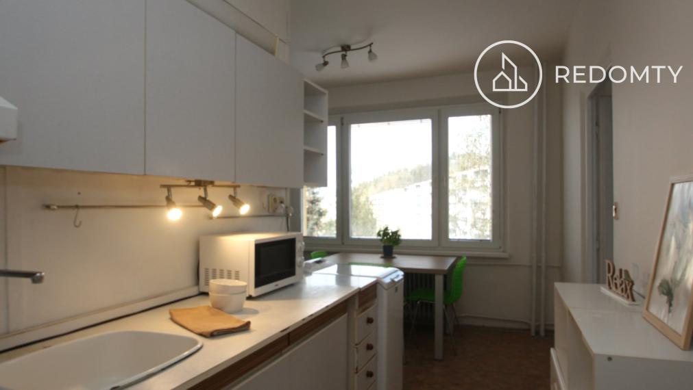 Na prenájom priestranný 2 izbový čiastočne zrekonštruovaný, zariadený byt s balkónom, výťahom, ŠLN, Brezno
