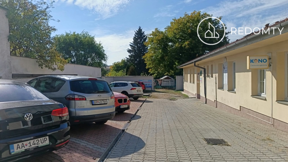 Prenájom obchodný priestor 20 m2 vo dvore za pasážou na nám. M. R. Štefánika, Brezno