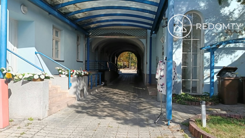 Prenájom obchodný priestor 20 m2 vo dvore za pasážou na nám. M. R. Štefánika, Brezno