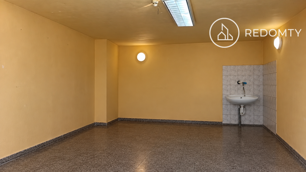 Prenájom obchodný priestor 20 m2 vo dvore za pasážou na nám. M. R. Štefánika, Brezno