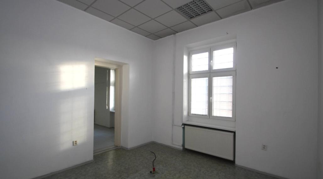 Prenájom priestorov  na 1. poschodí Dom Módy na Nám. gen. M. R. Štefánika v Brezne