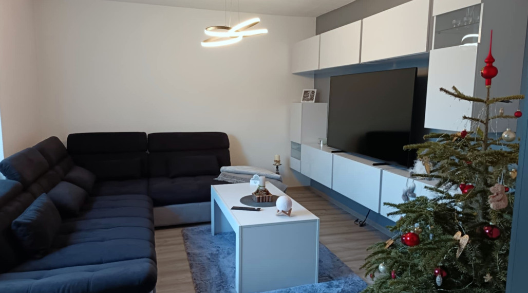 Prenájom 2 izbového zrekonštruovaného zariadeného bytu, Valaská