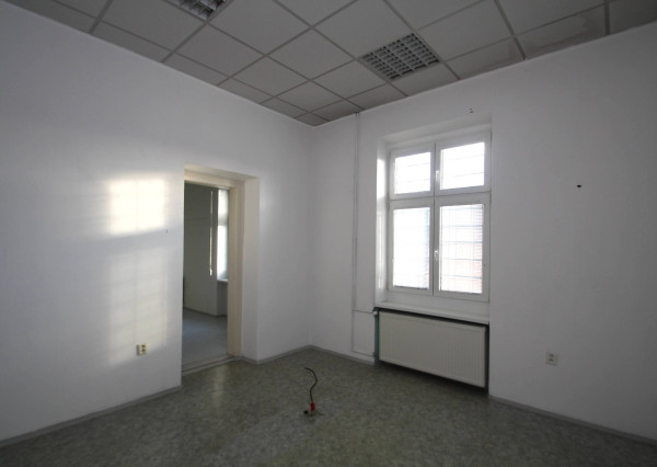 Prenájom priestorov  na 1. poschodí Dom Módy na Nám. gen. M. R. Štefánika v Brezne