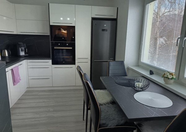 Prenájom 2 izbového zrekonštruovaného zariadeného bytu, Valaská